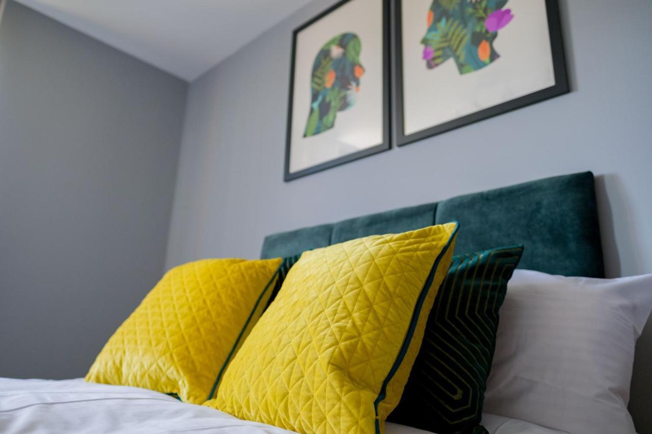 Pahuna Ghar Birmigham City 2 Bedroom Apartment- Short To Mid Term Let-Free Secure Parking 버밍엄 외부 사진