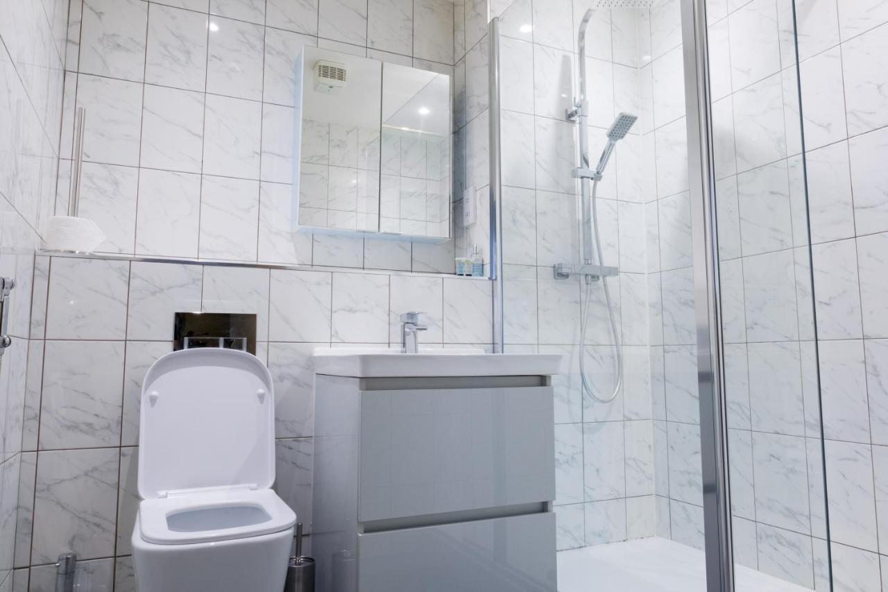 Pahuna Ghar Birmigham City 2 Bedroom Apartment- Short To Mid Term Let-Free Secure Parking 버밍엄 외부 사진